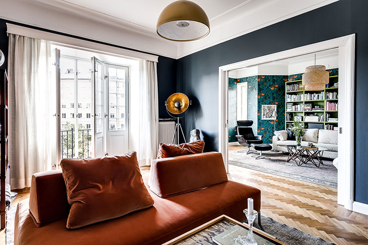 斯德哥尔摩黑色公寓里的活力花卉墙纸-3