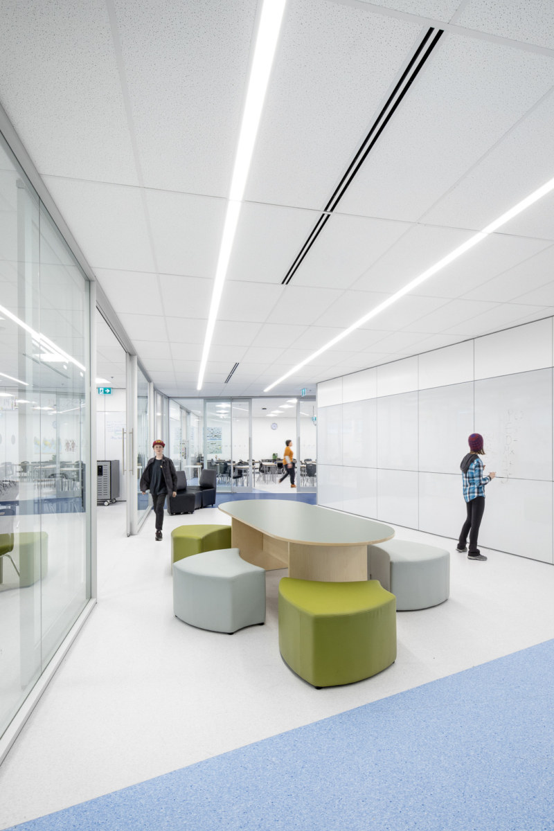 Don Ross Middle School 创新实验室和性别中性洗手间设计-7