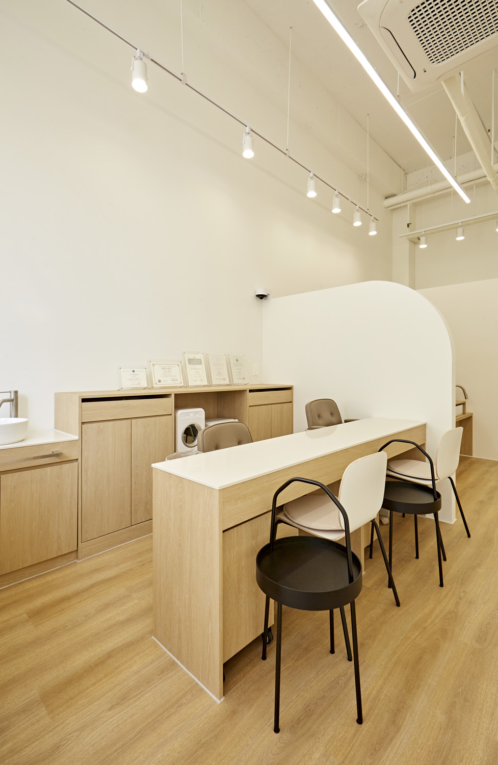 白色与木质 | 10 平米小卧室的极简设计-9