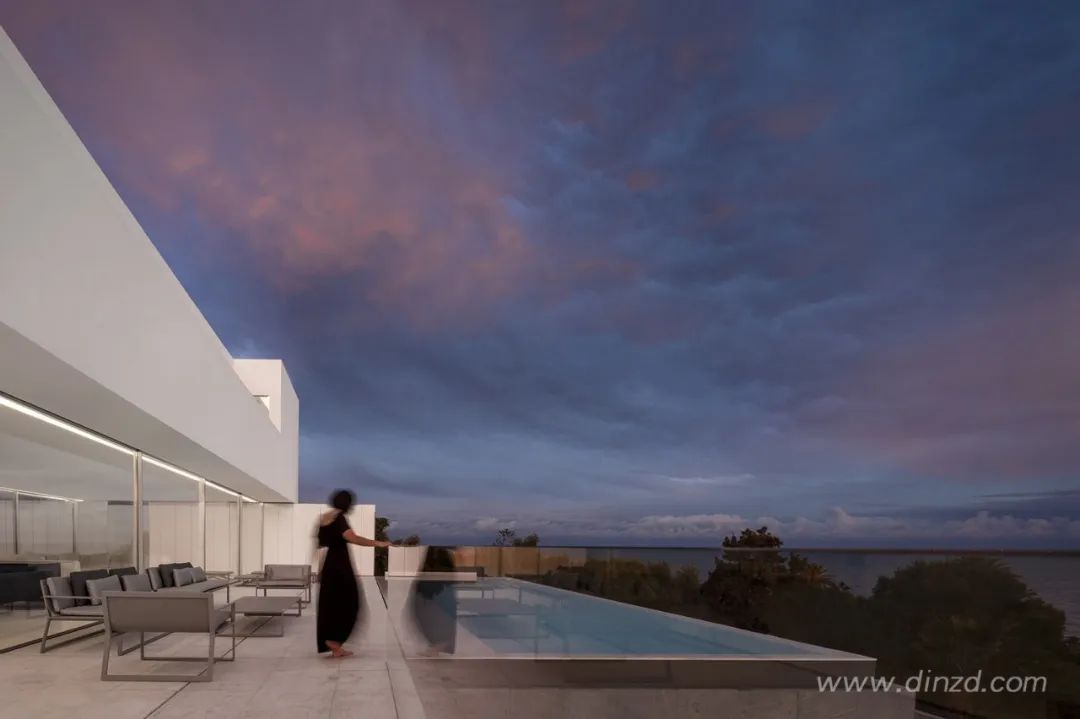 白色极简,融入自然的住宅设计-85