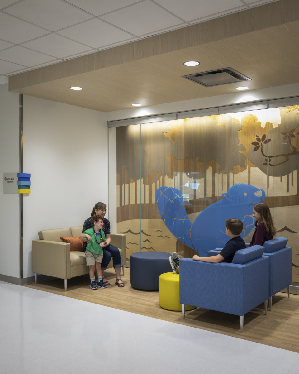 自然生态融入儿童医院设计,打造温暖疗愈空间-16