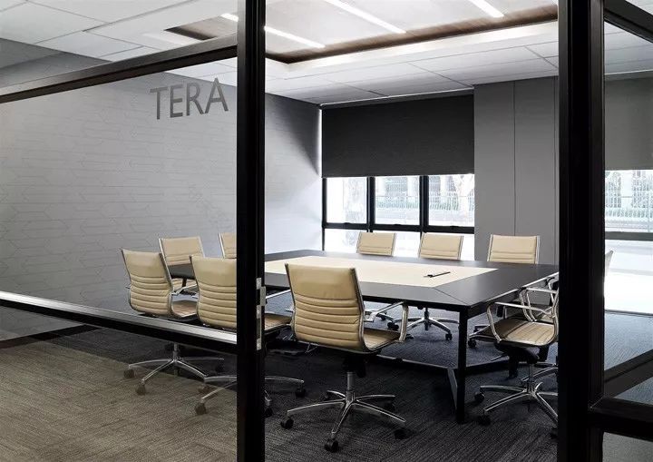 南非约翰内斯堡 Dynamic Technologies 办公室设计 | 活力四溢的多彩空间-29