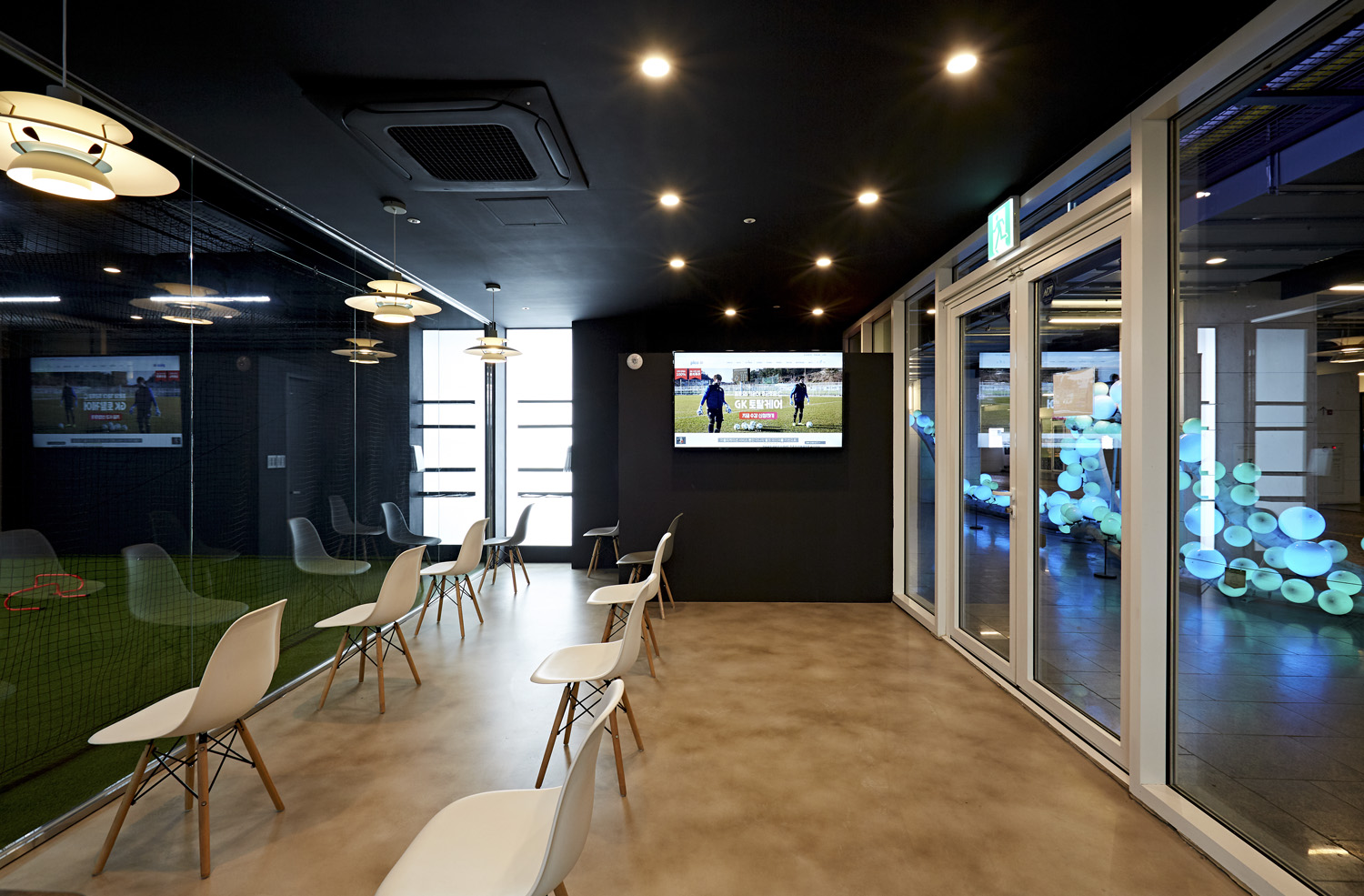 简约时尚的 120 平足球康复运动中心设计-12