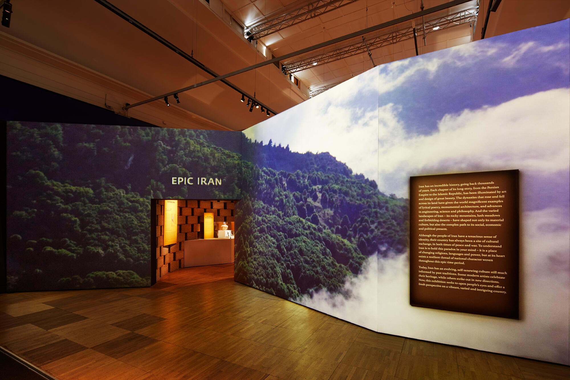 维多利亚和阿尔伯特博物馆的伊朗史诗特展（注：V&A一般指英国维多利亚和阿尔伯特博物馆，如果这里不是该含义，请提供更多背景信息） 丨英国伦敦丨Gort Scott-19