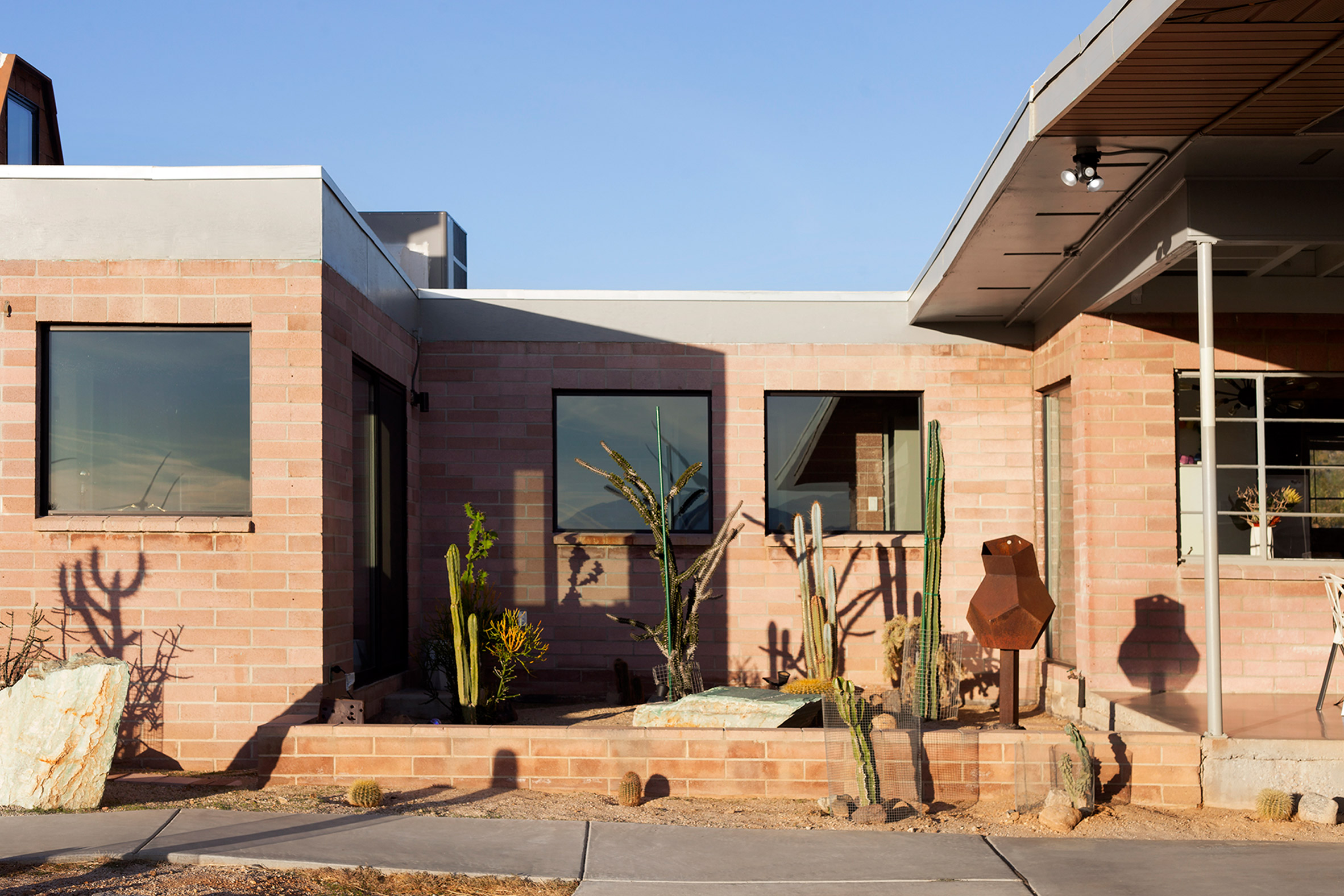Pavlina Williams transforms mid-century dome house with angular windows-22