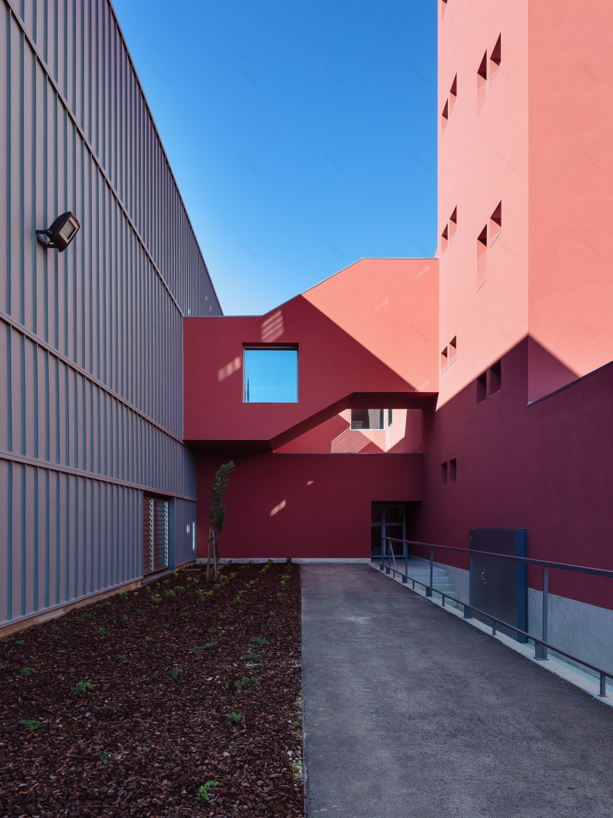 葡萄牙 Plural 药店总部物流中心,古今交融的办公建筑-5