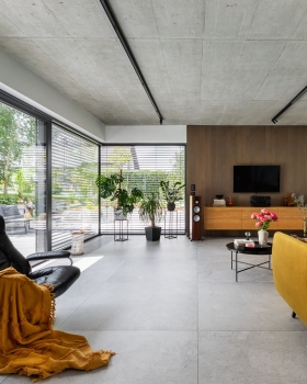 Interior in Mikołów - raw minimalism vs warm coziness