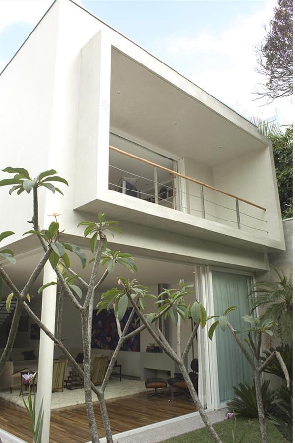 巴西 Isis Chaulon 设计的狭长住宅,引入自然光与绿意,打造温馨家居-2