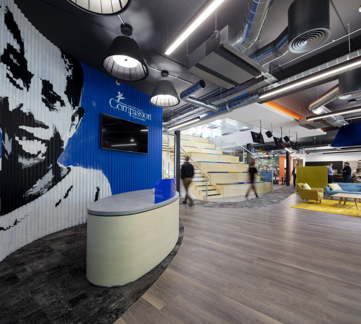 英慈善机构“释放儿童贫困”的彩色活力办公空间-10