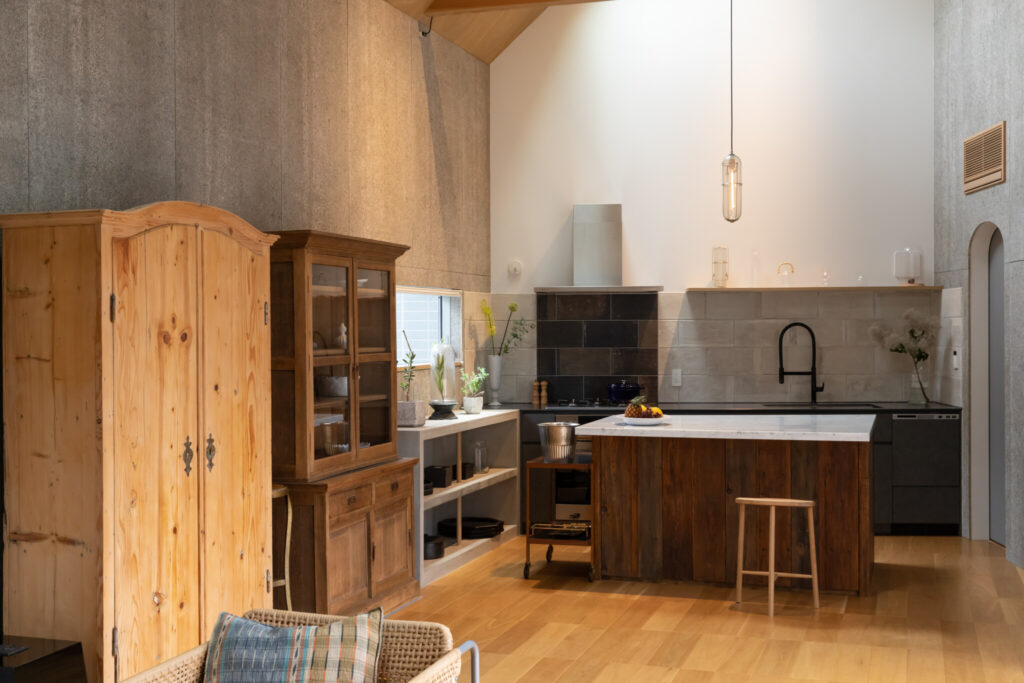 物語のあるものに囲まれて　多様な素材使いが生み出す愛着がわく独自の空間 | Style of Life | 100%LiFE-4