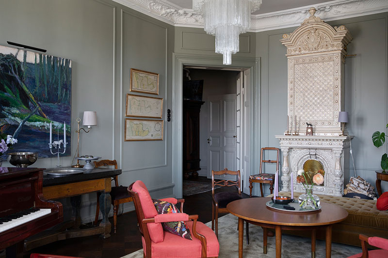 瑞典马尔默中心古典奢华风格的暗色调公寓设计-8