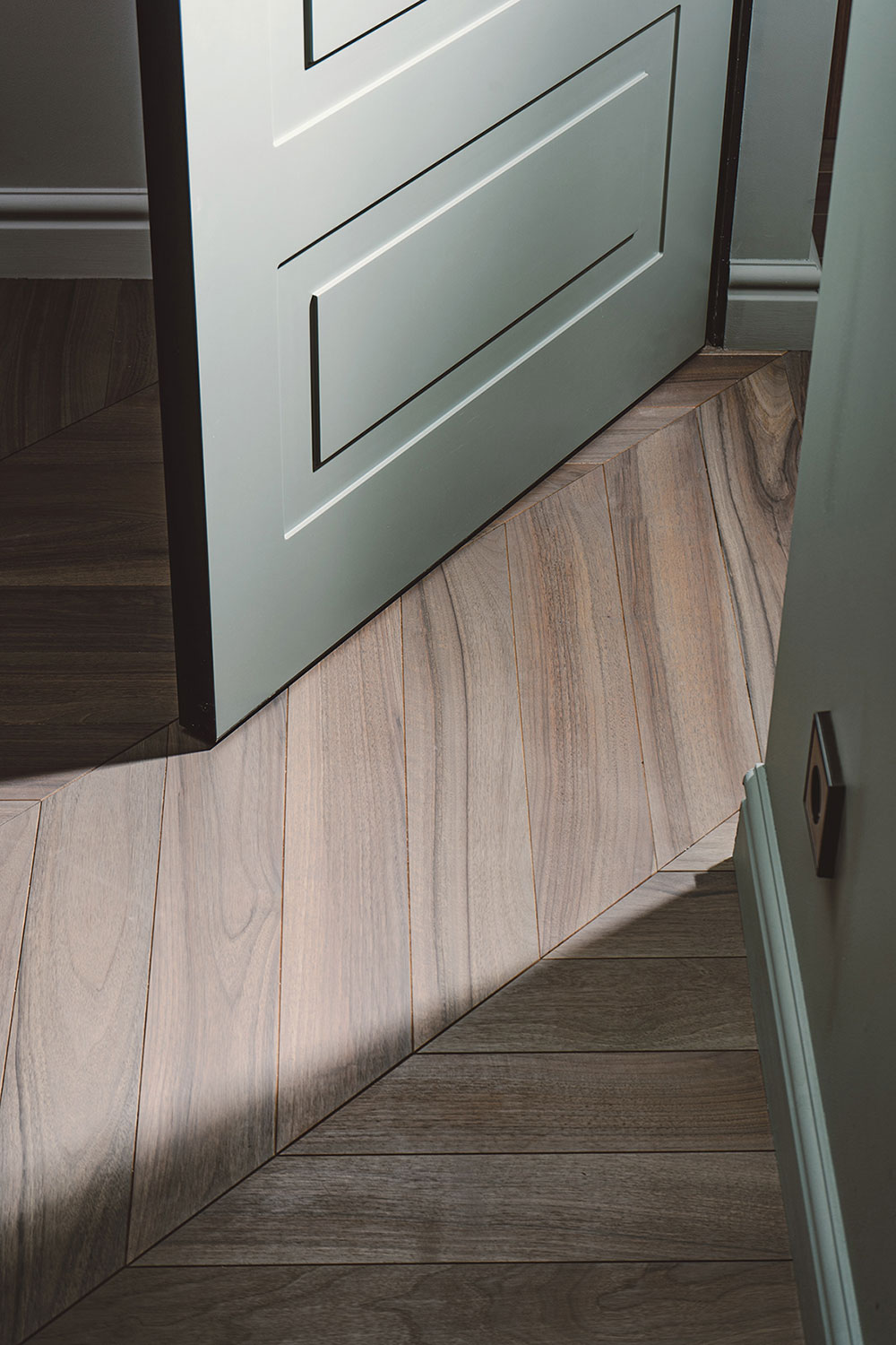 基辅现代公寓的优雅内饰设计-16