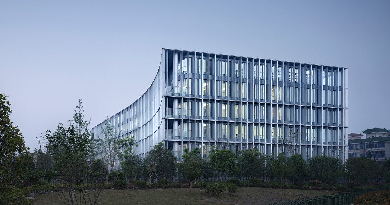 嘈杂基地环境下如何设计出清雅的办公空间？这个项目给你最好的答案-20