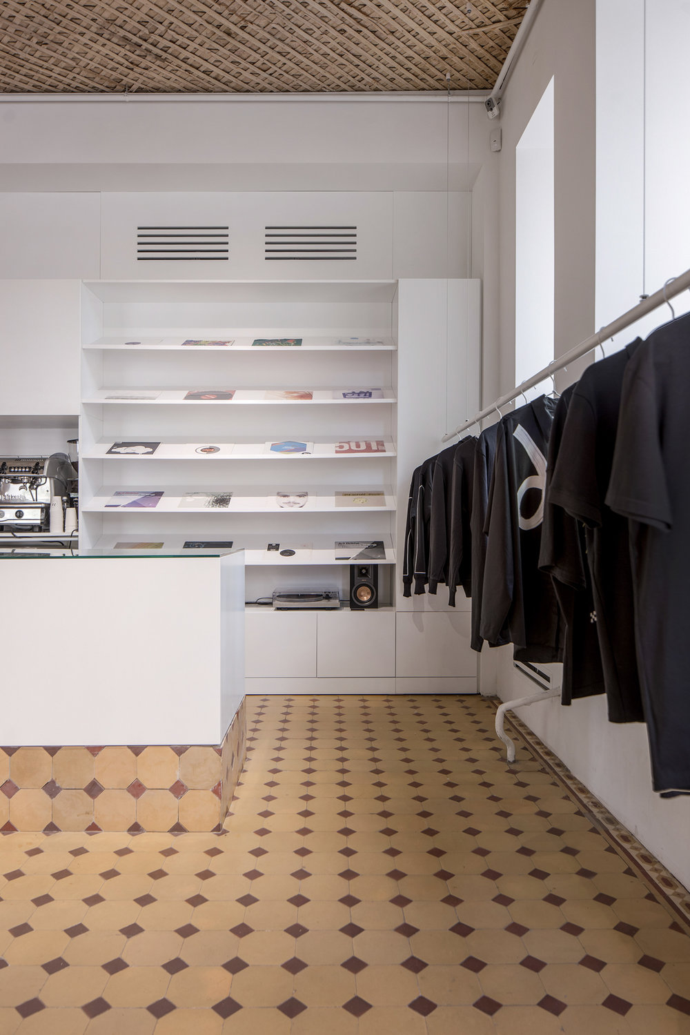 乌克兰基辅“辛迪加”裁缝店，旧建筑中的现代空间魔法-10