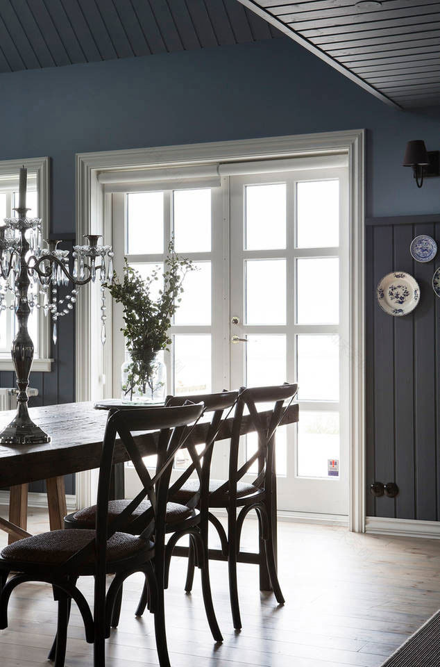 冰岛火山旁的神秘黑木屋-7