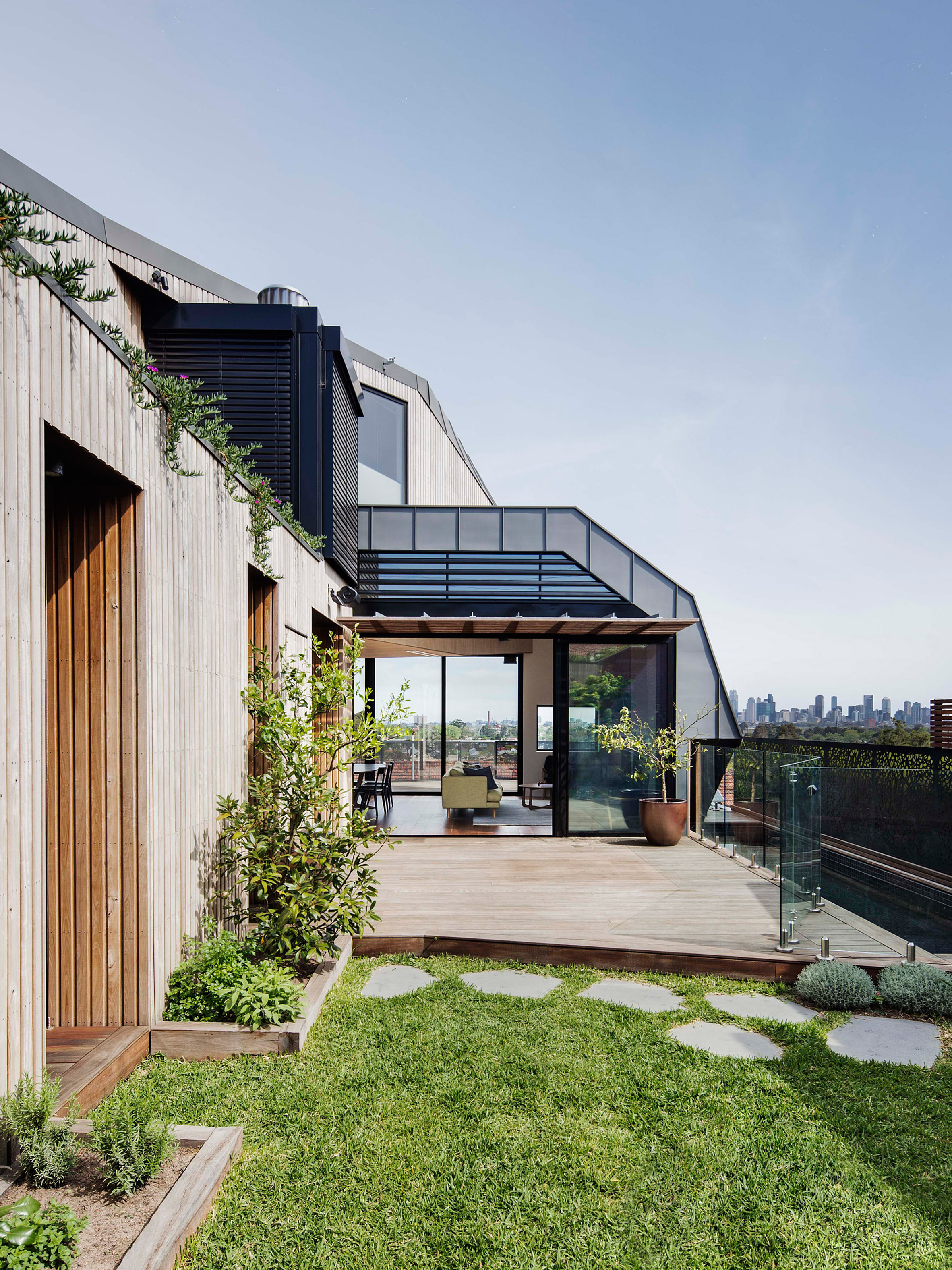 墨尔本线性庭院住宅 | “起伏锌板屋顶”营造自然美景-8