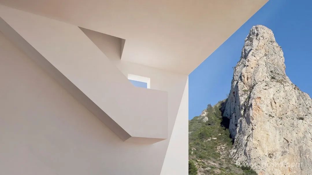 白色极简，融入自然的住宅设计-51