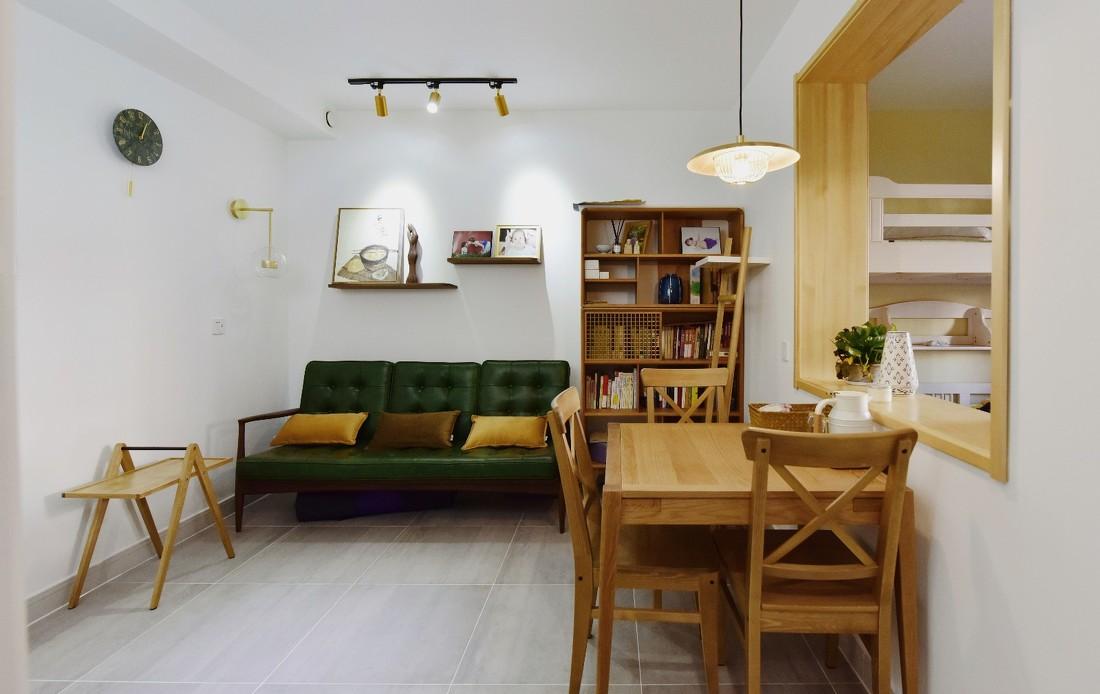 绿色皮质沙发打造小空间客厅，金属质感吊灯烘托餐厅气氛-4