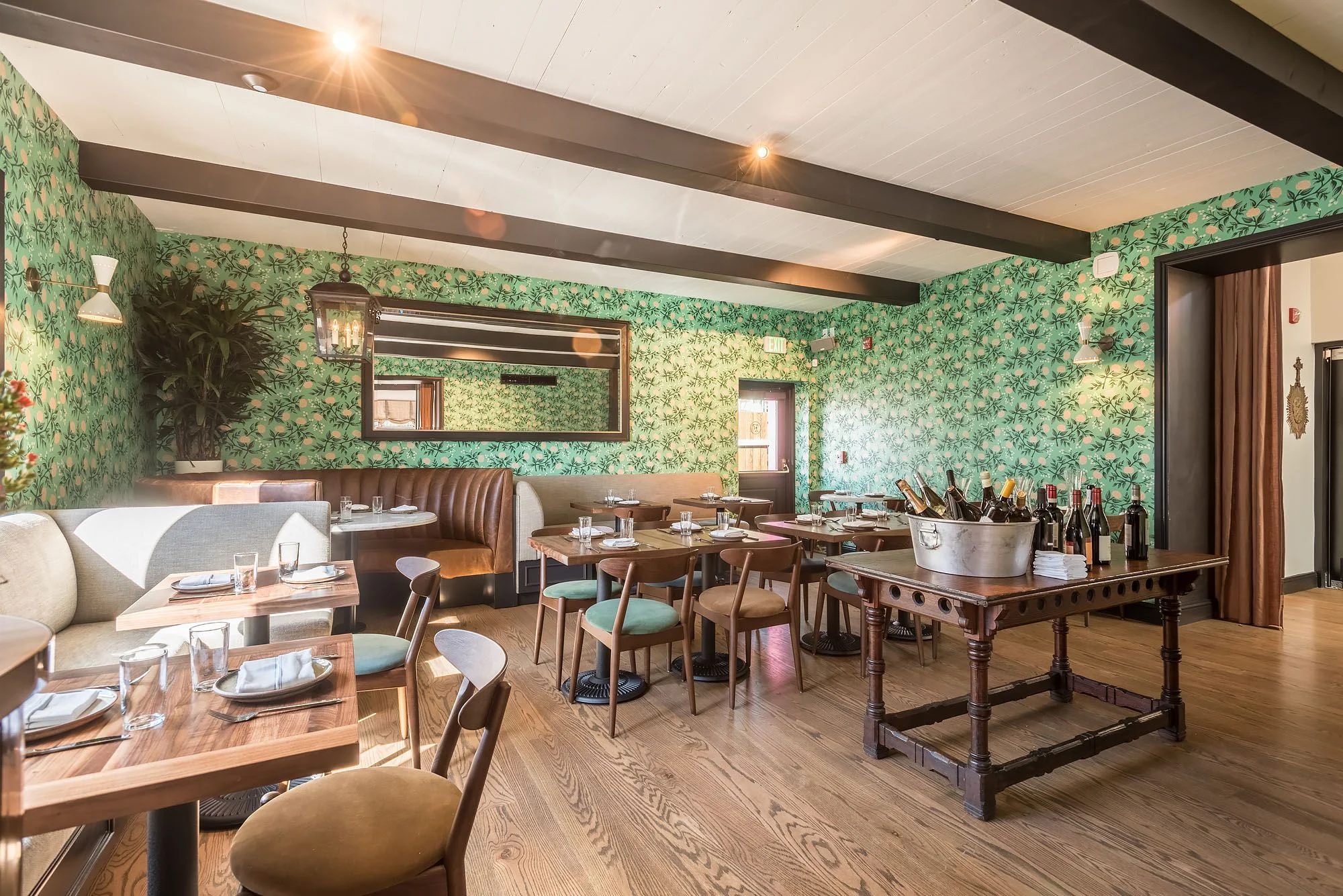 费利餐厅

注：trattoria常见意思是小餐馆；小饭馆；家庭经营的餐厅 ，这里结合语境推测 feli 可能是餐厅名称，所以整体翻译为费利餐厅  丨美国-31