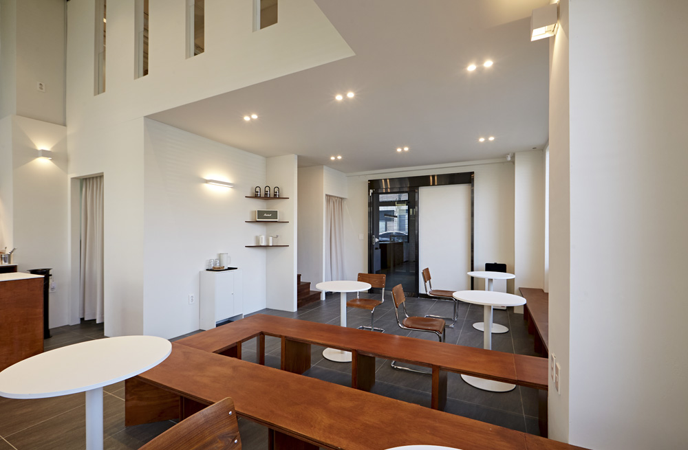 28 平极简双层咖啡馆，展现白色与木纹之美-6