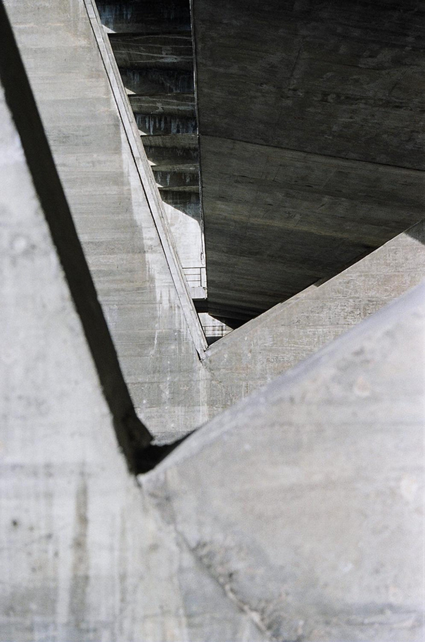 巴西里約熱內盧現代藝術博物館：建築大師 Affonso Eduardo Reidy 採V形柱列、懸吊樓板，打造現代主義建築經典 | FAM-43