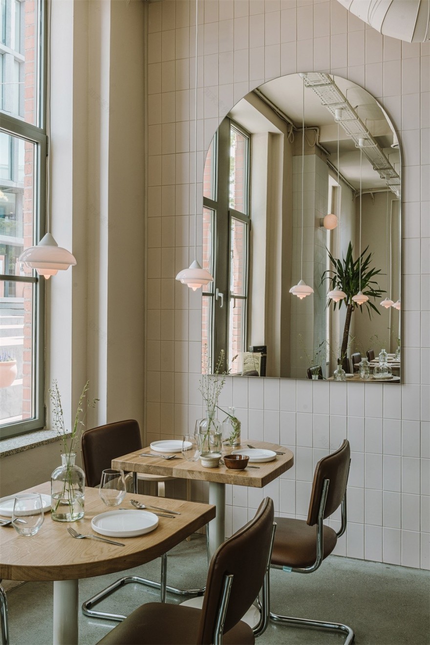 波兰 Nadzieja 现代风格餐厅 | 白色瓷砖、棕皮钢管椅展现包豪斯风格-12