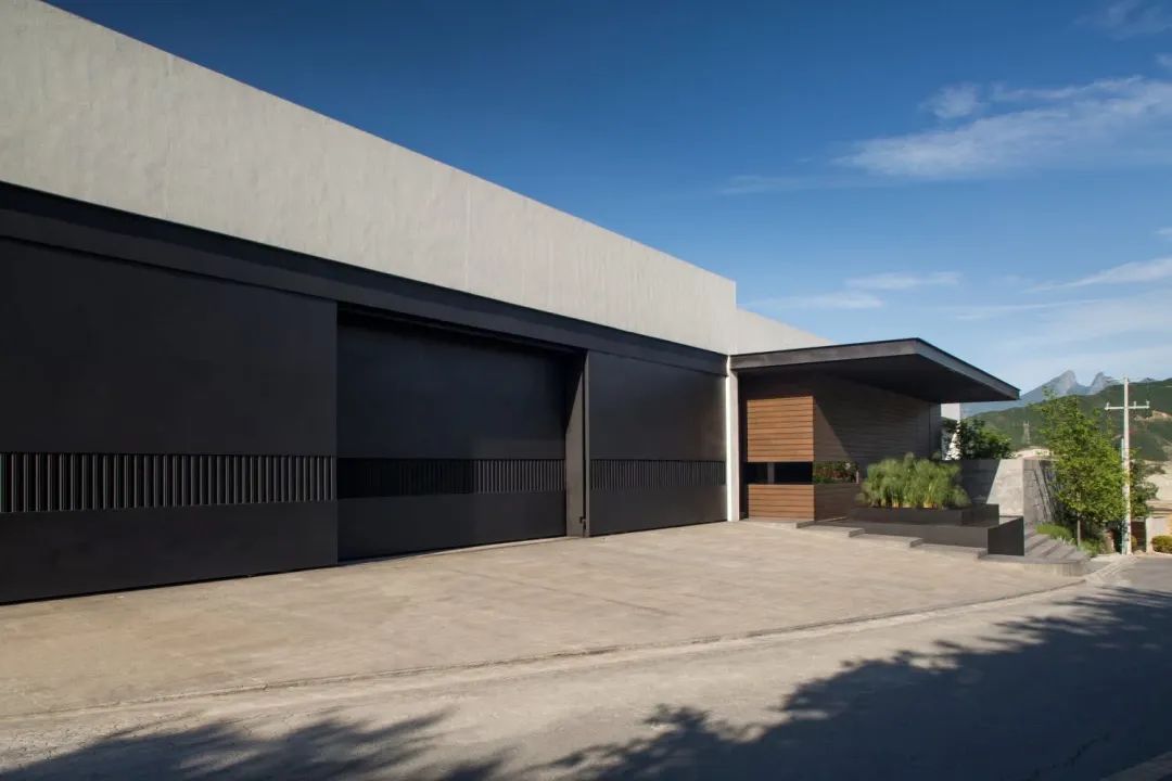 HouseMT|坡地光幕：蒙特雷星环里的悬浮极简主义-22