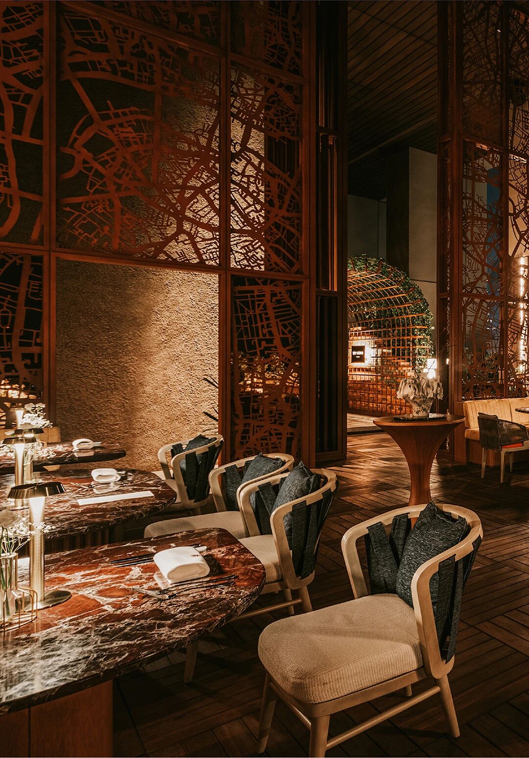 新作｜HBA  雅加达费尔蒙酒店The Crown餐厅 · 英伦风华，天际盛宴-12