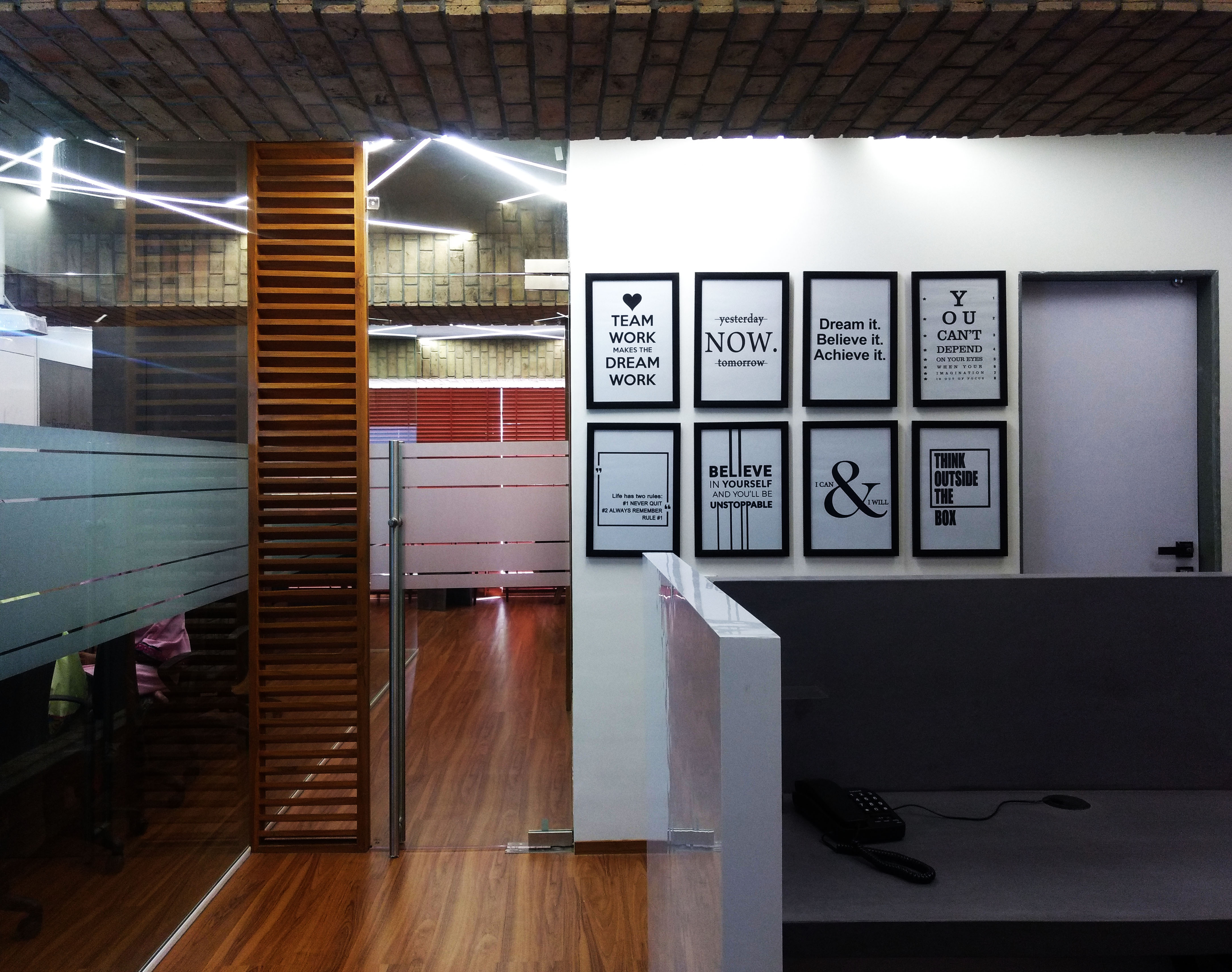 建筑工厂协作公司的现代办公室设计-12