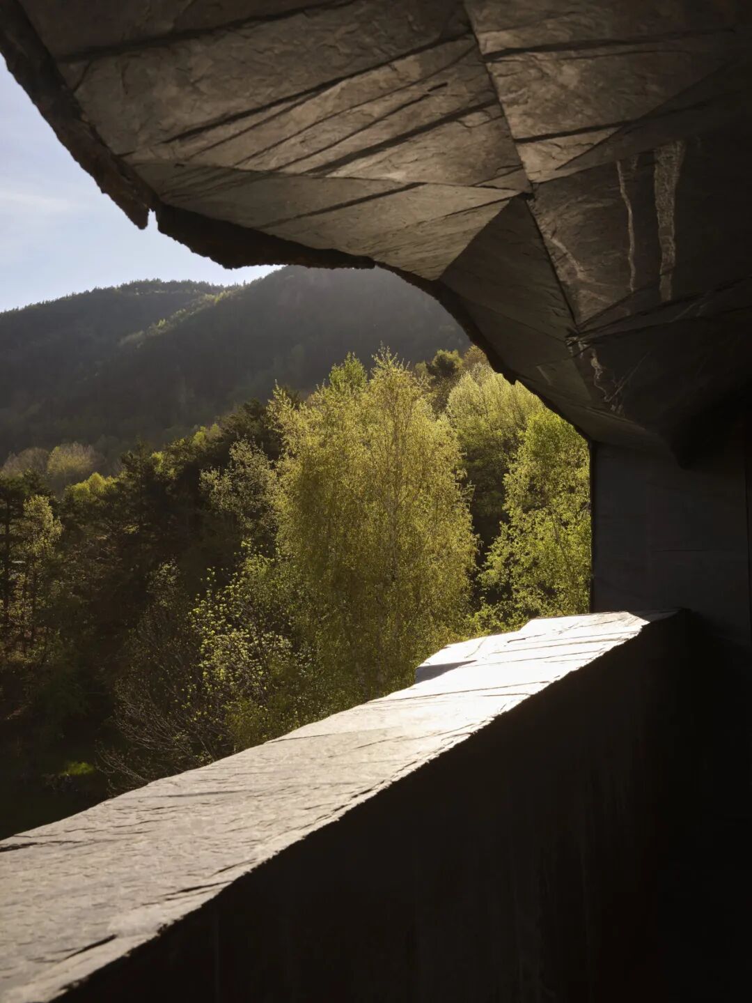 让·努维尔新作|岩石与森林之诗，22000块石材拼贴的豪宅-35