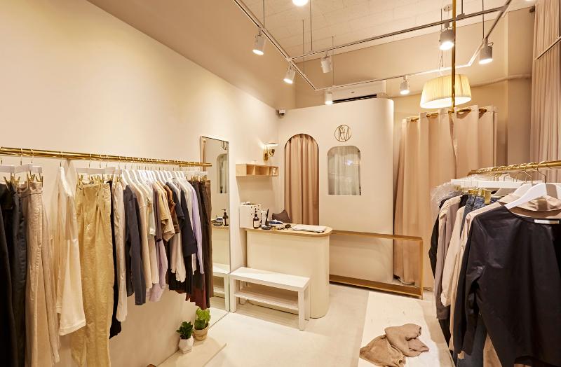 简约时尚的六平米服装店设计-3