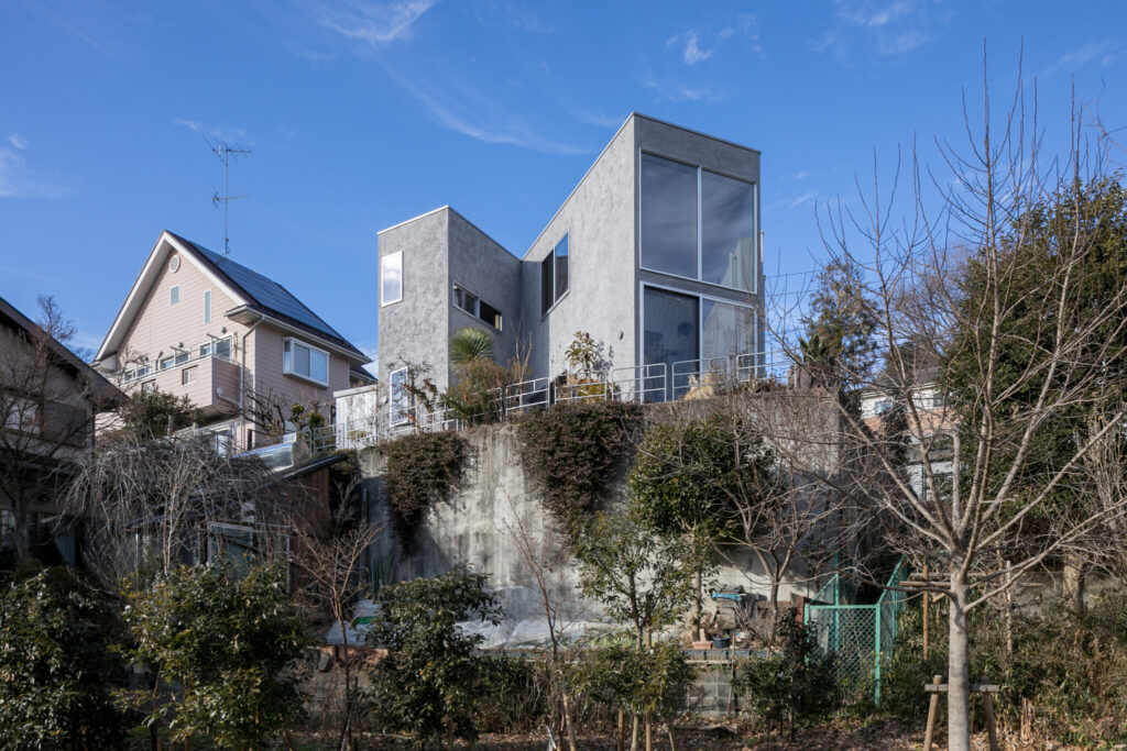 高台から緑豊かな公園を望む　緑の専門家夫妻が建てた 星型の実験住宅 | Green | 100%LiFE-13