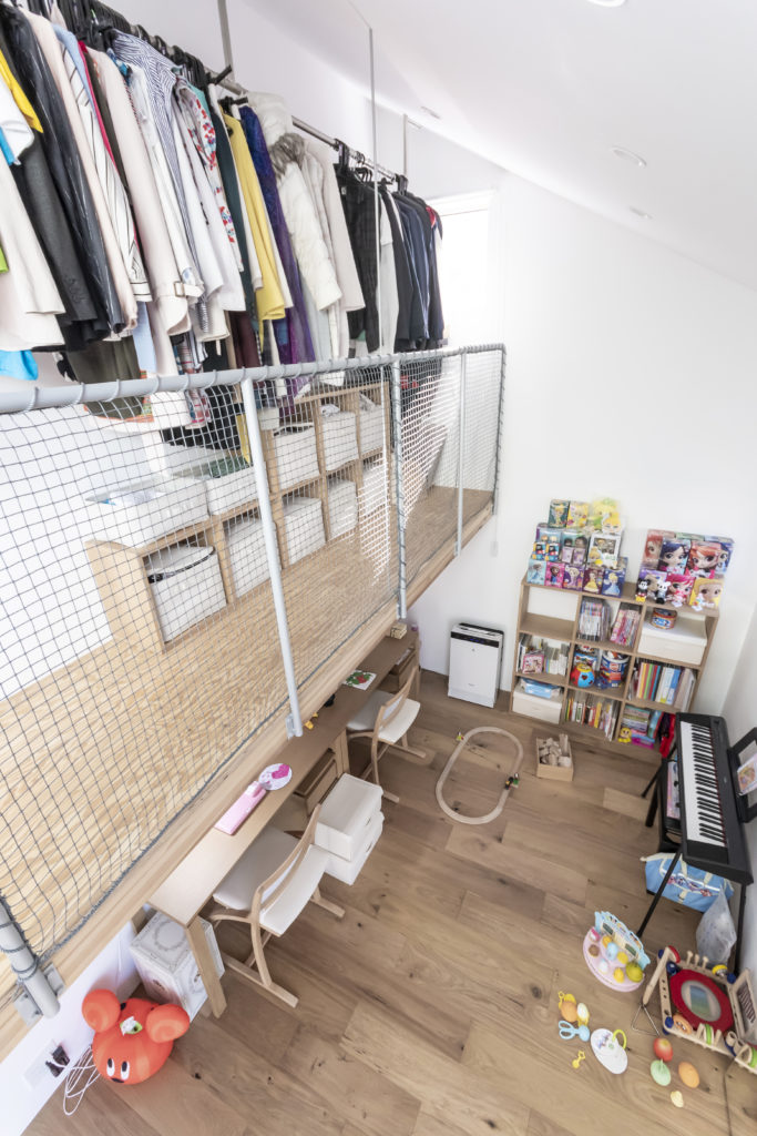 真ん中に螺旋階段のある家中庭のような階段を中心に明るく広く暮らす | Architecture | 100%LiFE-11