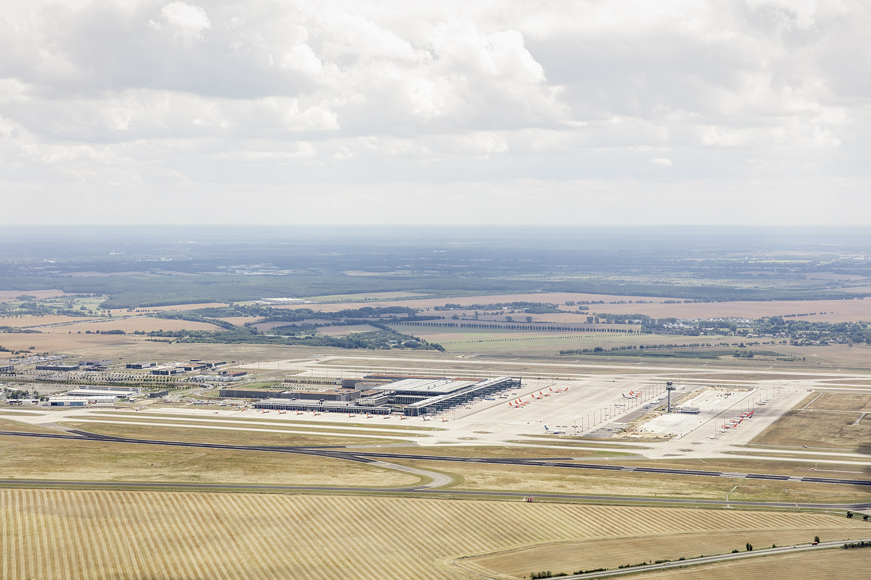 蓄势待发 首航展翅:柏林-勃兰登堡机场正式投入运营 / gmp-79