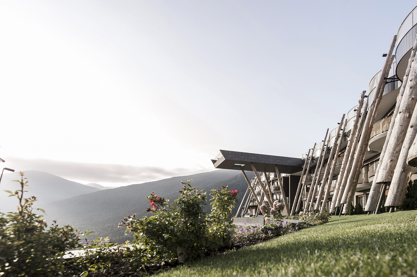 游弋于天地间 & 拥有漂浮大泳池的意大利Hubertus 酒店 / noa* -8