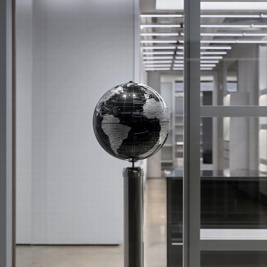 巴黎世家与安德鲁·j·格林的创新合作,通过”永恒符号”系列作品，重新诠释了巴黎世家的标志性风格 - 米尚丽零售设计网 MISUNLY- 美好品牌店铺空间发现者-3