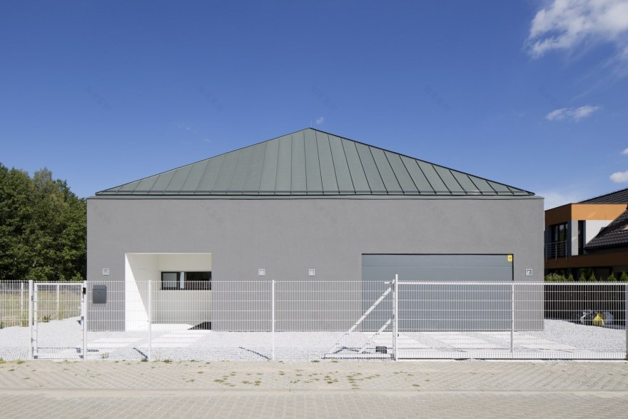 波兰南部森林中的现代简约住宅-15