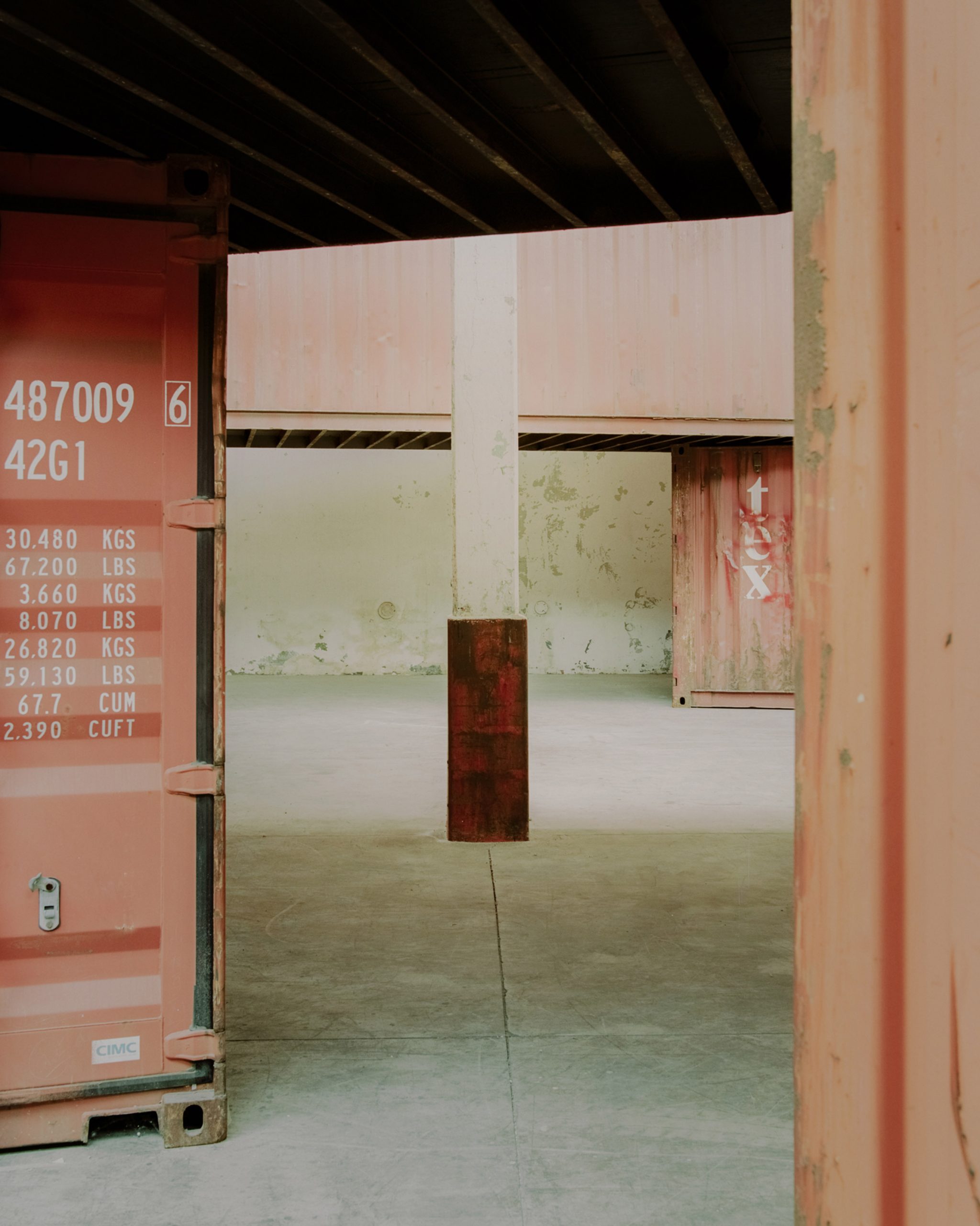 空间中的空间 | 意大利工厂里的集装箱创意设计-23