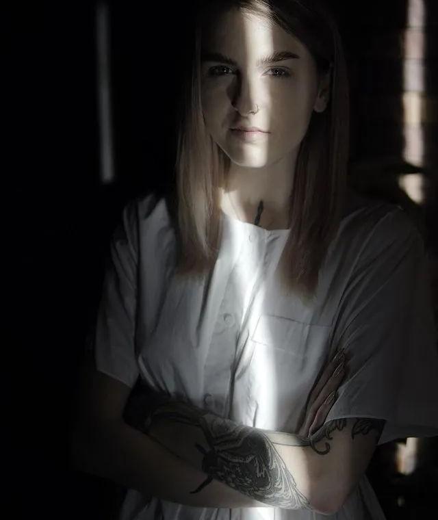 柔软的、弯曲的木材,赭色墙壁丨乌克兰基辅丨Tamara Batsmanova-0