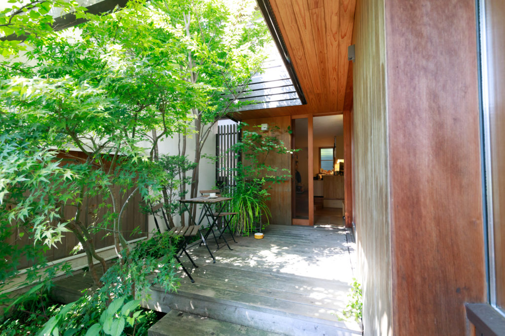 中庭はもうひとつの部屋日々の小さな変化を愉しむ自然の恵みで豊かな生活 | Outdoor | 100%LiFE-12