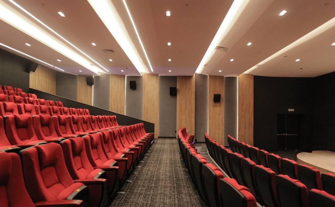 红色精神下的影院设计-19