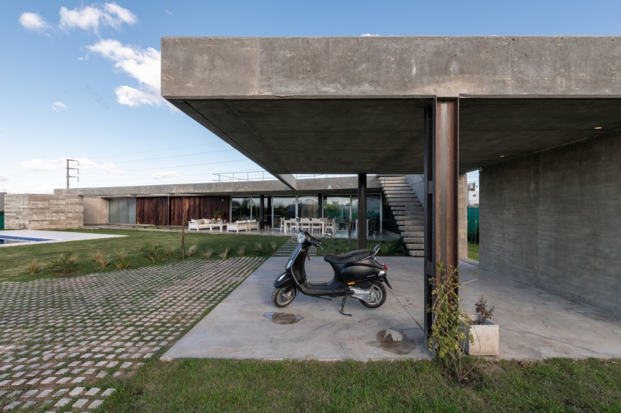 阿根廷科尔多瓦阳光住宅,融入自然的现代设计-46