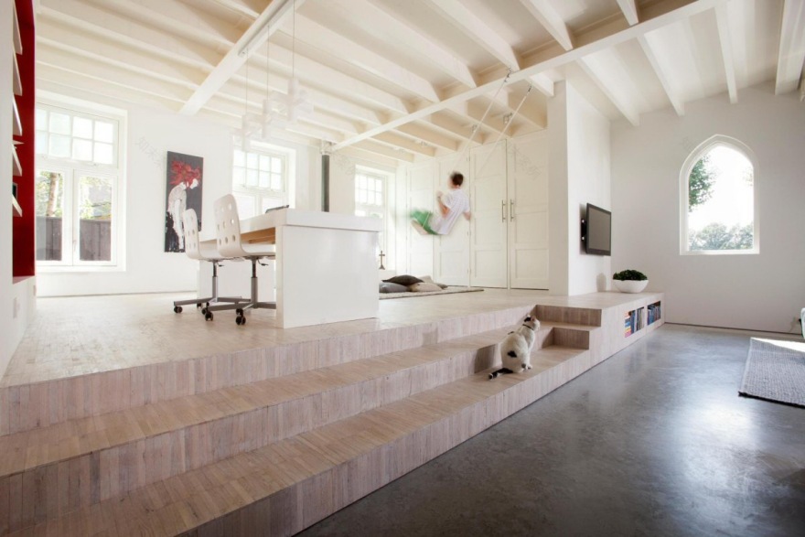 荷兰旧教堂变身的单层阁楼式小别墅-18