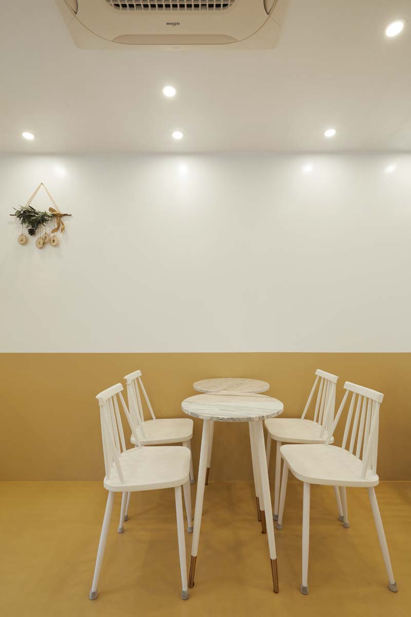 11 坪简约双色调甜品咖啡厅设计-8