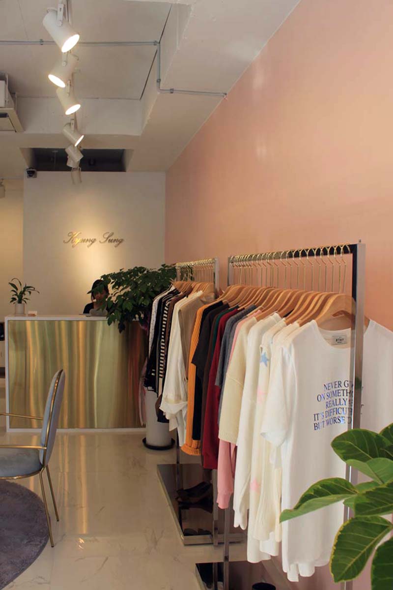 简约时尚的粉金服装店设计-5