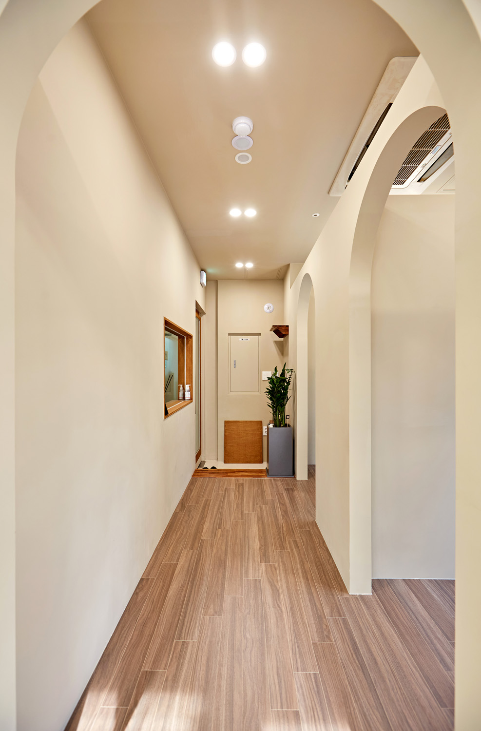 白色与木质的和谐共处，打造舒适 6 星级运动中心-10