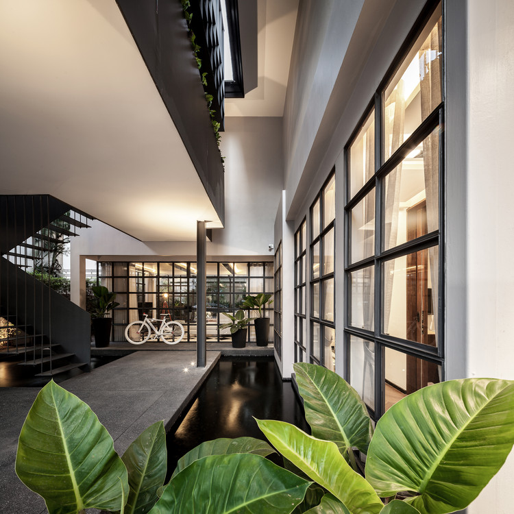泰国曼谷“花鸟房”翻新设计，自然光与钢结构完美融合-7