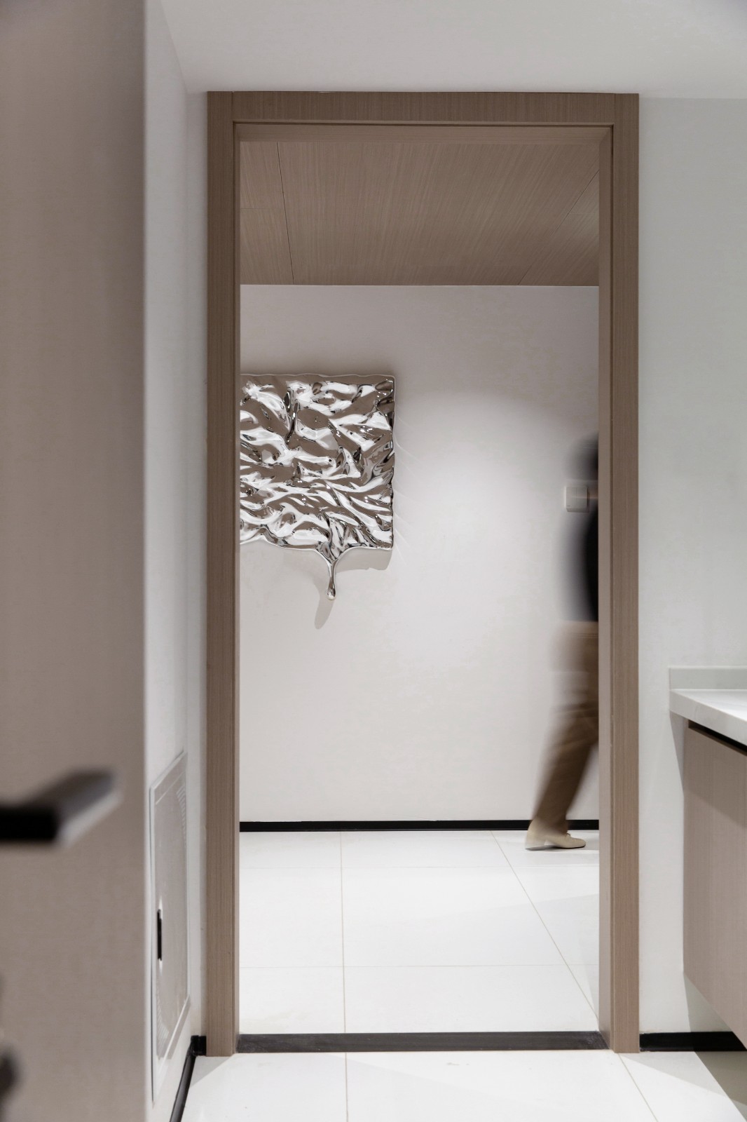 琐碎空间大改造 | 220 平经典现代风设计，灯光与质感的完美结合-35