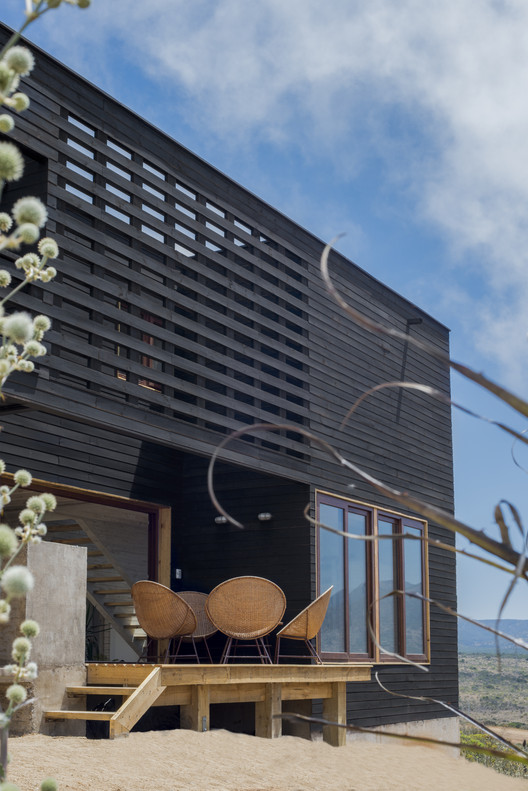 智利洛斯莫尔斯海滩木质别墅融入山脉景观-34