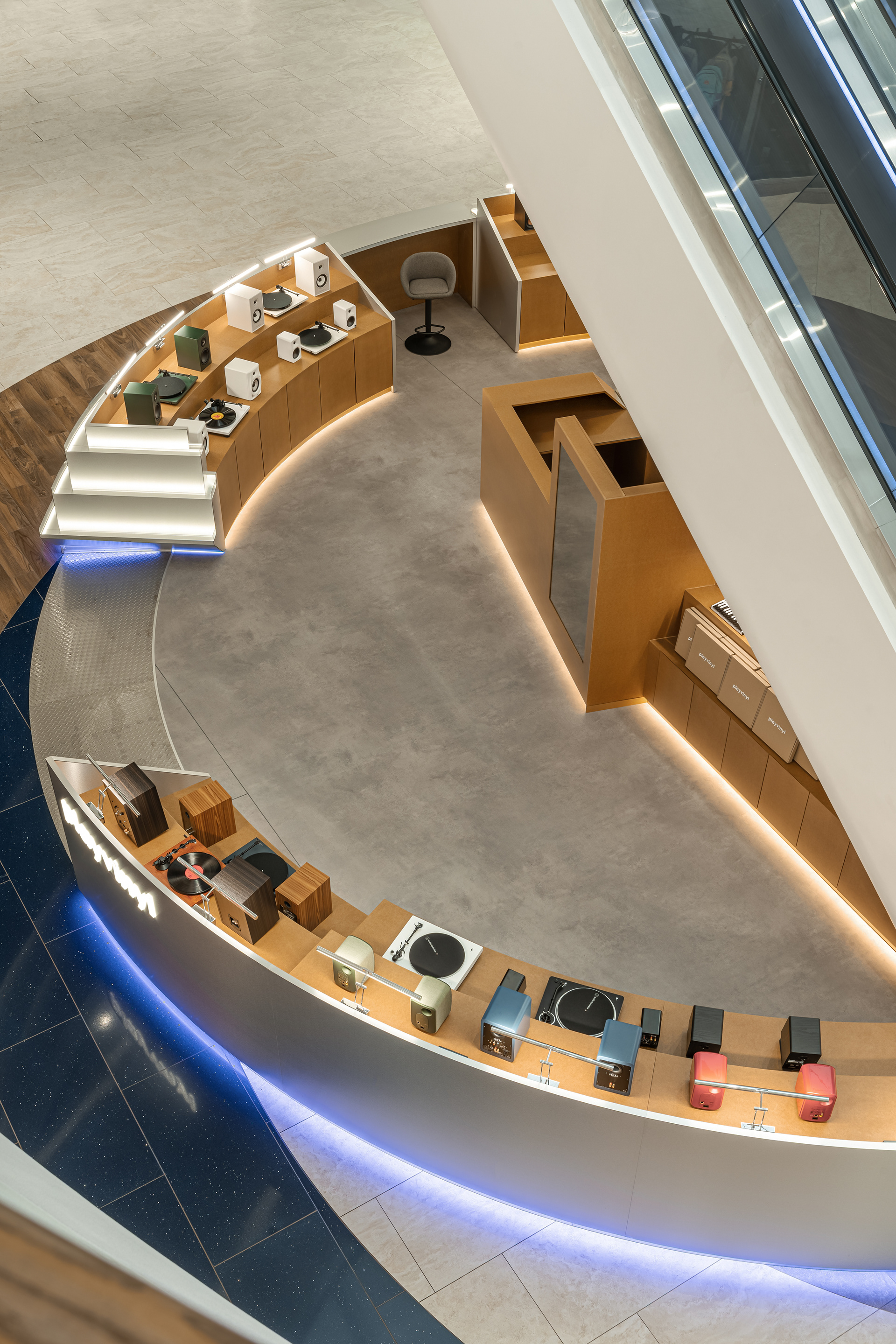 在商场播放黑胶唱片丨乌克兰基辅丨Julia Katerinych,Vitalii Sobchenko-8